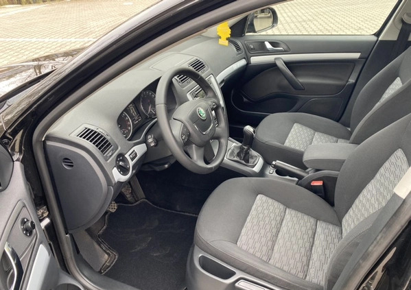 Skoda Octavia cena 28900 przebieg: 212000, rok produkcji 2011 z Poręba małe 254